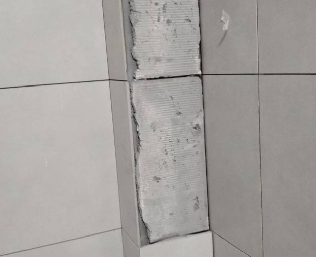 郏县瓷砖空鼓维修公司分享下瓷砖施工前基层浇水润湿程度不足，可能导致以下问题