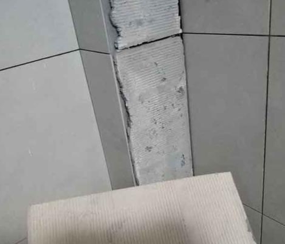 郏县瓷砖空鼓维修公司分享下厨房瓷砖脱落的补救措施。